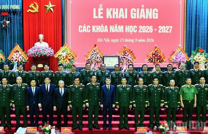 Thủ tướng Lê Minh Hưng với học viên các khóa tại Lễ khai giảng năm học 2026-2027 của Học viện Quốc phòng. (Ảnh: THANH GIANG) 