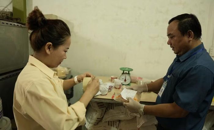 Lấy mẫu tại tiệm bánh mì để kiểm tra, xác minh. (Ảnh: H.M)