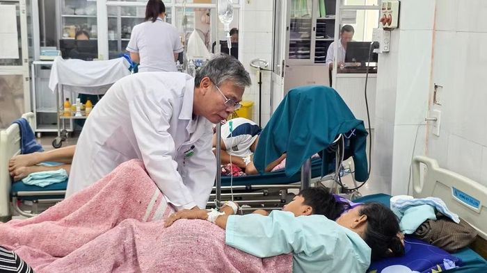 Bệnh viện Đa khoa khu vực Cam Lộ đang điều trị 26 trường hợp nghi ngộ độc thực phẩm sau khi ăn bánh mì. (Ảnh: H.M)
