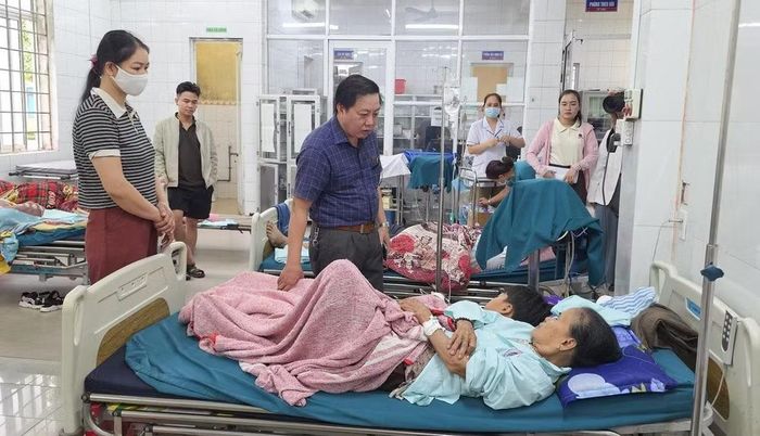 Lãnh đạo Ủy ban nhân dân xã Cam Lộ đến thăm, động viên các bệnh nhân nghi bị ngộ độc thức ăn sau khi ăn bánh mì. (Ảnh: H.M)