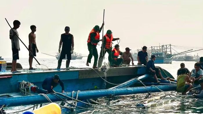 Lực lượng chức năng đang hỗ trợ tìm kiếm người bị mắc kẹt bên trong. (Ảnh: Bộ đội Biên phòng)