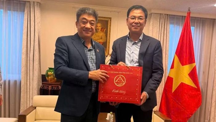 Phó Chủ tịch Thường trực Hội đồng nhân dân tỉnh Đắk Lắk Từ Thái Giang tặng quà cho Đại sứ quán Việt Nam tại Nhật Bản. (Ảnh: CTV)