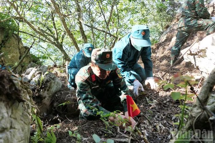 Những vị trí nghi có hài cốt liệt sĩ được đánh dấu, khoanh vùng để tiếp tục tìm kiếm. (Ảnh: KHÁNH TOÀN)