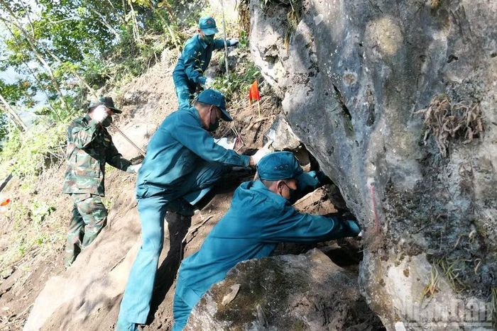 Từng lớp đất đá được bóc tách, từng hang đá bị vùi lấp được lần tìm với hy vọng đưa đồng đội trở về. (Ảnh: KHÁNH TOÀN)