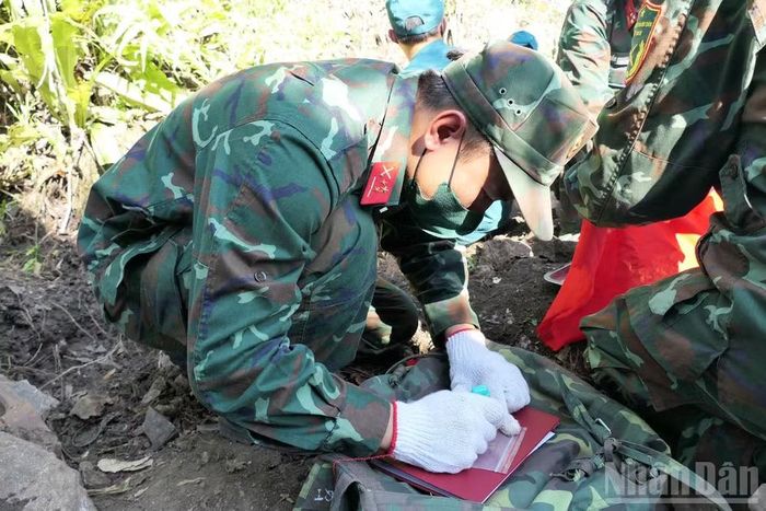 Mẫu sinh phẩm được lấy ngay tại hiện trường, phục vụ công tác xác định danh tính liệt sĩ. (Ảnh: KHÁNH TOÀN)
