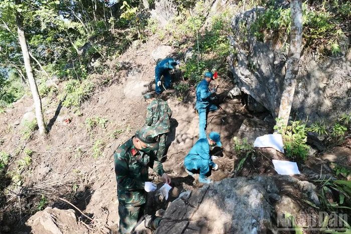 Gần 50 cán bộ, chiến sĩ và dân quân được huy động tham gia tìm kiếm, quy tập hài cốt liệt sĩ trên điểm cao 685. (Ảnh: KHÁNH TOÀN)