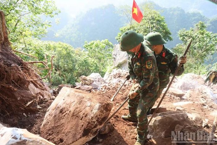 Địa hình núi đá hiểm trở, nhiều hang đá bị sập, vùi lấp khiến công tác tìm kiếm đồng đội trên điểm cao 685 gặp muôn vàn khó khăn. (Ảnh: KHÁNH TOÀN)