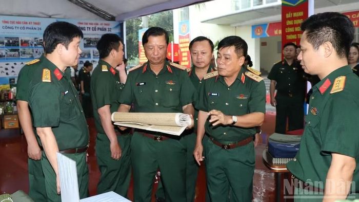 Các đại biểu tham quan một số sản phẩm quân trang do Cục Quân nhu, Tổng cục Hậu cần-Kỹ thuật nghiên cứu cải tiến.