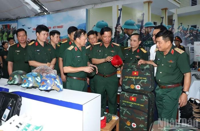 Các đại biểu tham quan sản phẩm do các doanh nghiệp thuộc Tổng cục Hậu cần-Kỹ thuật sản xuất.