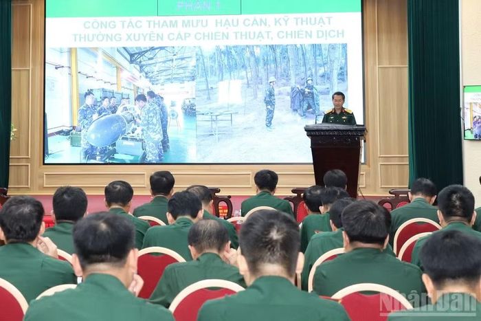 Đại tá Phạm Hồng Thái, Phó Tham mưu trưởng, Tổng cục Hậu cần-Kỹ thuật giới thiệu nội dung công tác tham mưu hậu cần, kỹ thuật thường xuyên.