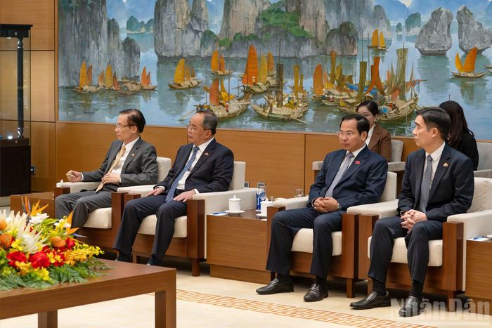 Các đại biểu Việt Nam dự hội kiến.