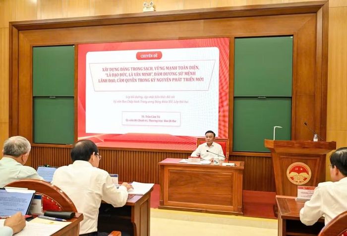 Thường trực Ban Bí thư Trần Cẩm Tú truyền đạt Chuyên đề: Xây dựng Đảng trong sạch, vững mạnh toàn diện, “là đạo đức, là văn minh", đảm đương sứ mệnh lãnh đạo, cầm quyền trong kỷ nguyên phát triển mới. (Ảnh: DUY LINH)