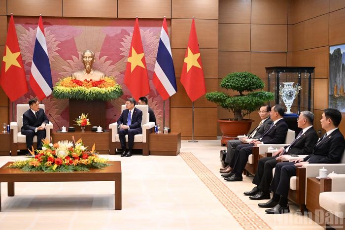 Thủ tướng Lê Minh Hưng và các thành viên Chính phủ Việt Nam hội kiến Nhà vua Vương quốc Thái Lan Maha Vajiralongkorn Phra Vajiraklaochaoyuhua. (Ảnh TRẦN HẢI)