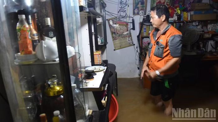 Nước vào nhà người dân phường Phước Tân tối 11/9.