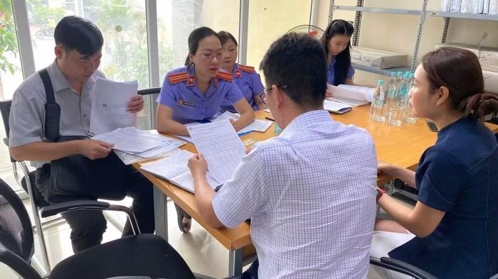 Viện kiểm sát nhân dân và Bảo hiểm xã hội cơ sở Bình Thạnh làm việc với doanh nghiệp chậm đóng bảo hiểm xã hội. (Ảnh: VÕ LÊ)