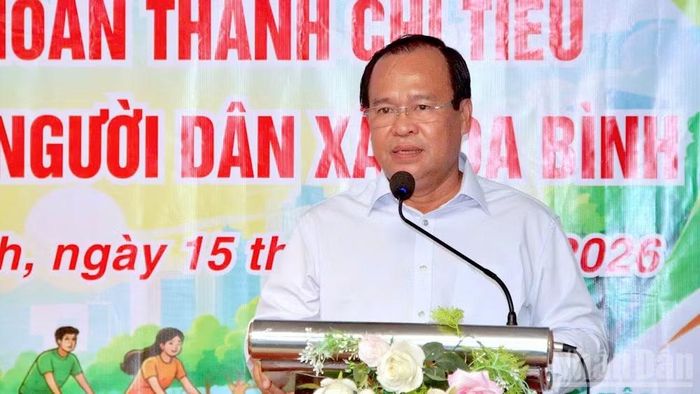 Đồng chí Nguyễn Minh Luân, Phó Chủ tịch Ủy ban nhân dân tỉnh Cà Mau phát biểu tại lễ ra quân. (Ảnh HỮU TÙNG)