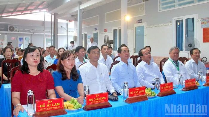 Lãnh đạo tỉnh Cà Mau và đông đảo đại biểu tham dự lễ phát động tại xã Hòa Bình. (Ảnh HỮU TÙNG)