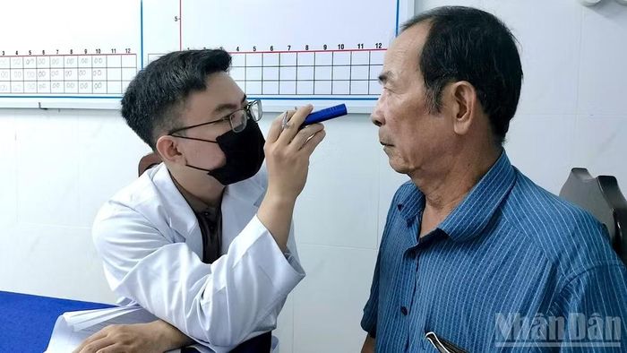 Nhờ đến khám sàng lọc, ông Lê Văn Năm (ngụ xã Hòa Bình, tỉnh Cà Mau) được phát hiện bị cườm mắt. (Ảnh HỮU TÙNG)