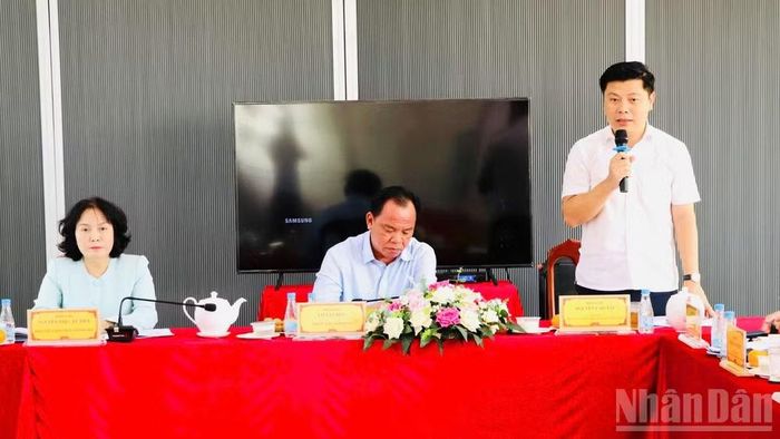 Giám đốc Trung tâm Phát triển quỹ đất thành phố Đồng Nai Nguyễn Cao Tài báo cáo tại buổi làm việc.
