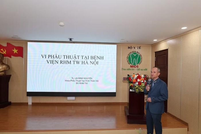 Tiến sĩ, bác sĩ Lại Bình Nguyên, Phó Trưởng Khoa Phẫu thuật tạo hình thẩm mỹ, kỹ thuật vi phẫu chia sẻ tại tọa đàm.