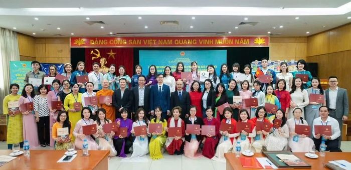Các học viên khóa Khóa tập huấn phương pháp giảng dạy tiếng Việt cho giáo viên người Việt Nam ở nước ngoài năm 2026 chụp ảnh kỷ niệm tại lễ bế giảng. (Ảnh do nhân vật cung cấp)