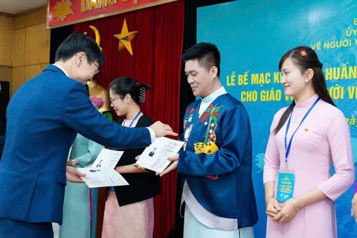 Ông Nguyễn Duy Anh nhận chứng chỉ tốt nghiệp Khóa tập huấn phương pháp giảng dạy tiếng Việt cho giáo viên người Việt Nam ở nước ngoài năm 2026. (Ảnh do nhân vật cung cấp)
