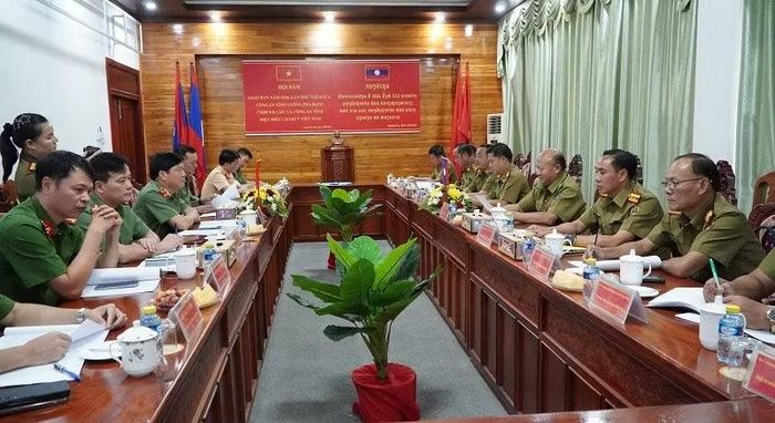 Đoàn Công an hai tỉnh Điện Biên và Luang Prabang tại buổi hội đàm thường niên. (Ảnh: Công an Điện Biên)