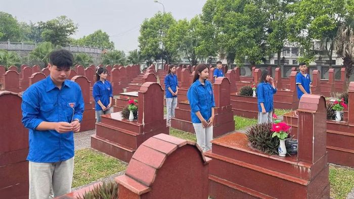 Đoàn viên, thanh niên dâng hương tri ân các liệt sĩ trước khi tiến hành lấy mẫu tại Nghĩa trang Liệt sĩ phường Bách Quang. (Ảnh: DUY ĐỨC)