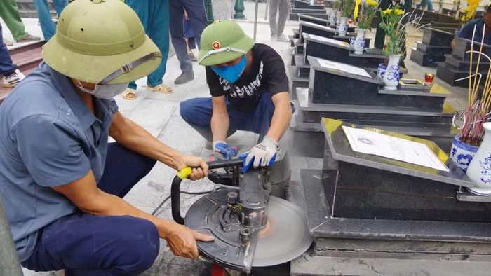  Khai quật mộ liệt sĩ﻿ phục vụ lấy mẫu tại Nghĩa trang liệt sĩ Yên Đổ, xã Yên Trạch. (Ảnh: DUY ĐỨC) 
