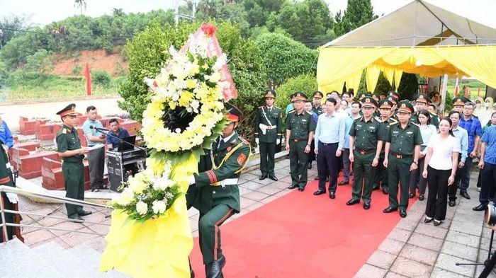 Lãnh đạo Quân khu 1 và tỉnh Thái Nguyên dâng hương tại Nghĩa trang liệt sĩ xã Yên Trạch trước khi tiến hành lấy mẫu hài cốt liệt sĩ. (Ảnh: DUY ĐỨC)