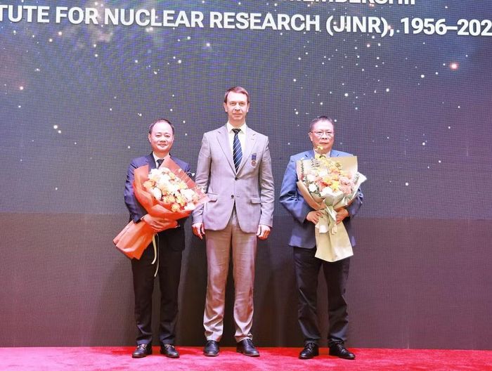 Giám đốc Viện Liên hiệp nghiên cứu hạt nhân JINR, Giáo sư, Viện sĩ Grigory V. Trubnikov tặng hoa các nhà khoa học tiêu biểu của Việt Nam. (Ảnh: XUÂN KỲ)