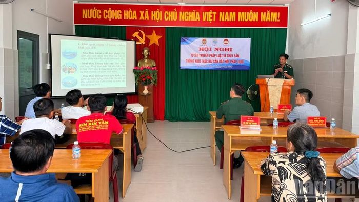 Các đơn vị tuyên truyền IUU cho ngư dân. (Ảnh: THANH HẢI)