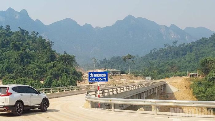 Công trình đường nối Trường Xuân-Trường Sơn, nay là Trường Ninh-Trường Sơn lúc vừa hoàn thành hè 2026. (Ảnh chụp phía đường Hồ Chí Minh nhánh tây, xã Trường Sơn. Ảnh: HG)