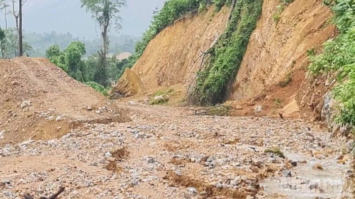 Do giai đoạn 1 của dự án chưa được đầu tư kiên cố nên có đoạn đường vừa sạt lở ta-luy dương, vừa sụt lún ta-luy âm. (Ảnh: VT)