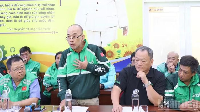 Ông Phạm Mi Sên, Phó Chủ tịch nghiệp đoàn Xe ôm công nghệ Thành phố Hồ Chí Minh chia sẻ tại hội thảo.