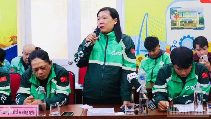 Tài xế xe công nghệ Lê Thị Tuyết Hoa chia sẻ tại hội thảo.