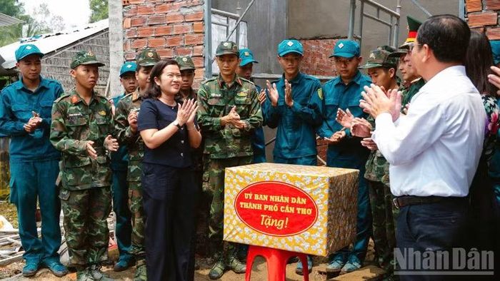 Lãnh đạo thành phố Cần Thơ tặng quà lực lượng thực hiện nhiệm vụ tại xã Phụng Hiệp. (Ảnh: CÔNG KHANH)