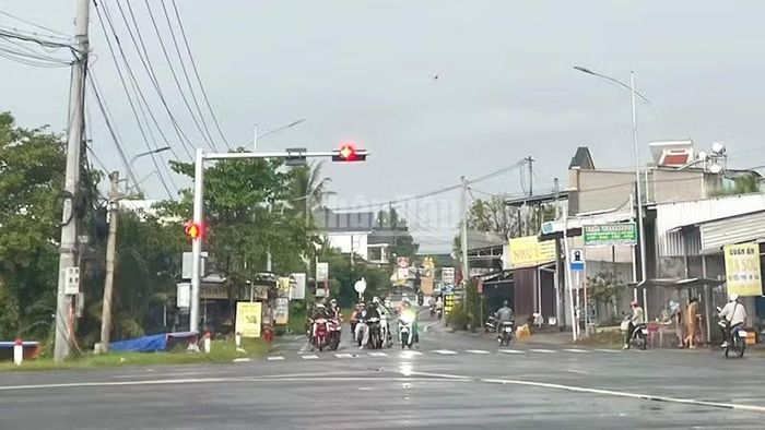 Các đèn tín hiệu giao thông sau khi được lắp đặt, bước đầu đã giúp phương tiện lưu thông di chuyển ổn định tại nút giao tuyến tránh Quốc lộ 30-Quốc lộ 30 cũ. (Ảnh: HỮU NGHĨA)