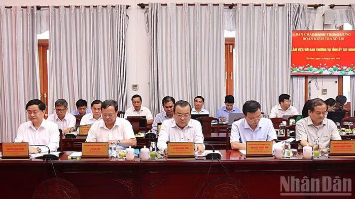 Lãnh đạo tỉnh Tây Ninh tiếp thu ý kiến phát biểu chỉ đạo. (Ảnh: THANH PHONG)