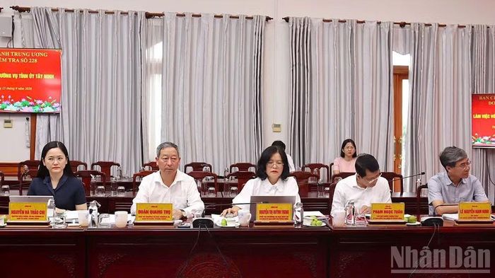 Các thành viên trong Đoàn kiểm tra, giám sát của Bộ Chính trị, Ban Bí thư làm việc với Ban Thường vụ Tỉnh ủy Tây Ninh. (Ảnh: THANH PHONG)