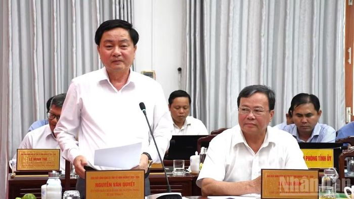 Đồng chí Nguyễn Văn Quyết, Ủy viên Trung ương Đảng, Bí thư Tỉnh ủy giải đáp những thắc mắc của đoàn. (Ảnh: THANH PHONG)