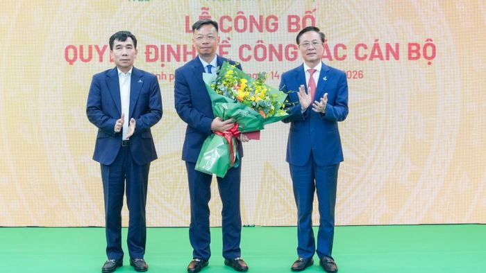 Phó Tổng Giám đốc Petrovietnam Lê Xuân Huyên và Chủ tịch Hội đồng quản trị PV GAS Bùi Minh Tiến tặng hoa chúc mừng Thành viên Hội đồng quản trị PV GAS Nguyễn Tuấn Anh. (Ảnh: PV GAS)