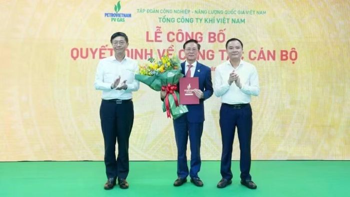 Ông Lê Ngọc Sơn, Bí thư Đảng ủy, Chủ tịch Hội đồng thành viên Petrovietnam; ông Trần Quang Dũng, Phó Bí thư Đảng ủy Petrovietnam, tặng hoa chúc mừng Tân Chủ tịch Hội đồng quản trị PV GAS. (Ảnh: PV GAS)