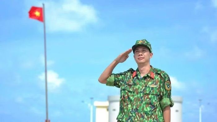 Thiếu tá Bạch Hoàng Đạt, tác giả kịch bản phim tài liệu "Mặt trận không tiếng súng". (Ảnh: Điện ảnh Quân đội nhân dân)