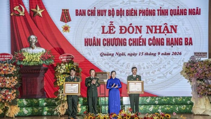 Thừa ủy quyền của Chủ tịch nước, Thiếu tướng Nguyễn Quốc Hương và đồng chí Y Ngọc trao Huân chương Chiến công hạng Ba tặng 2 cá nhân có thành tích đặc biệt xuất sắc trong thực hiện nhiệm vụ. (Ảnh: VĂN CHƯƠNG)