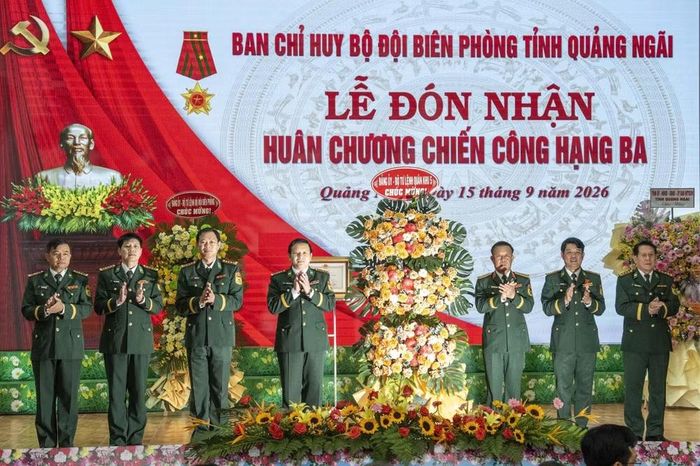 Thiếu tướng Nguyễn Quốc Hương, Đảng ủy viên, Phó Tư lệnh Quân khu 5 trao lẵng hoa của Đảng ủy, Bộ Tư lệnh Quân khu 5 tặng Bộ đội Biên phòng Quảng Ngãi. (Ảnh: VĂN CHƯƠNG)