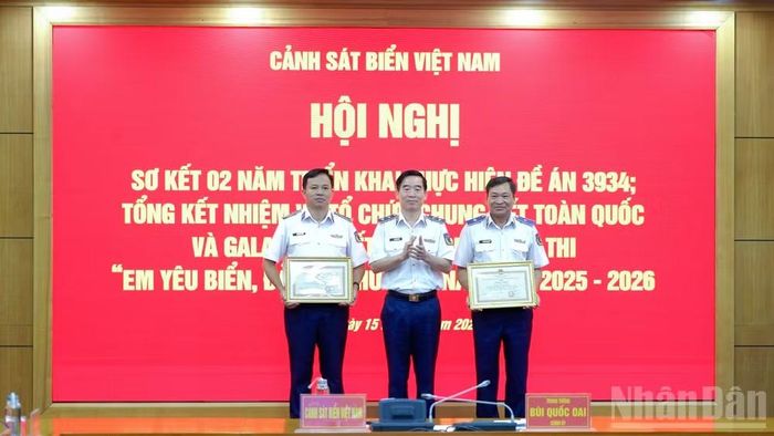 Trung tướng Bùi Quốc Oai trao Bằng khen của Chủ nhiệm Tổng cục Chính trị Quân đội nhân dân Việt Nam tặng các tập thể, cá nhân.