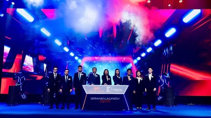 Đại diện hai doanh nghiệp thực hiện nghi thức bàn giao xe. (Ảnh: Kim Long)