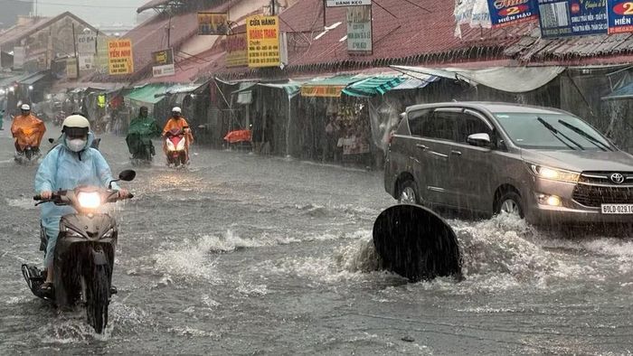Sụt lún đi đôi với tình trạng ngập úng gia tăng tại khu vực chợ Thủ Đức. (Ảnh: QUÝ HIỀN)