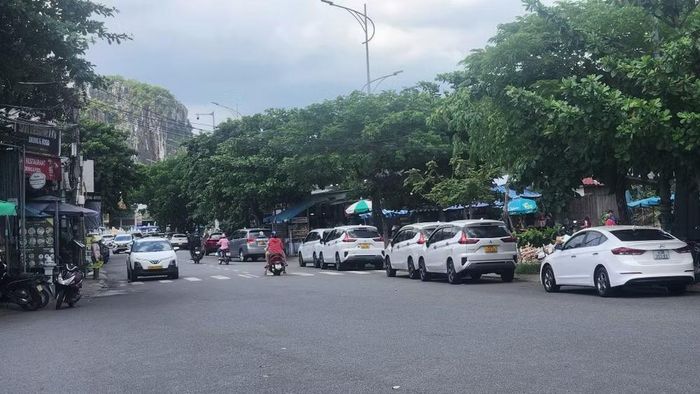 Trong ngày 12 và 13/9 có những lời kêu gọi tắt app xe công nghệ trên mạng xã hội thì lượng xe công nghệ tại thành phố Đà Nẵng vẫn hoạt động tấp nập. (Ảnh: Facebook Đình Tăng)